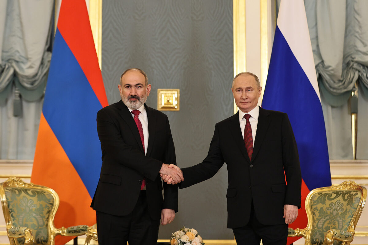 Paşinyan ve  Putin  Kremlin'de görüştü